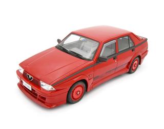 Alfa 75 1.8i Turbo Evoluzione 1987  rot Laudoracing 1:12 Resinemodell (Türen, Motorhaube... nicht zu öffnen!)